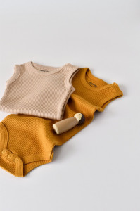 Set de 2 body-uri fara maneci din bumbac organic si modal - Mustar/Somon BabyCosy - Img 8