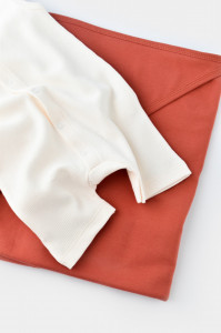 Salopeta fara maneci si pantaloni scurti - 100% bumbac organic - Ecru, BabyCosy - Img 5