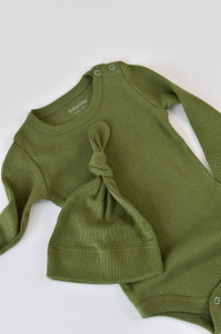 Set 3 piese: body cu maneca lunga, pantaloni lungi cu botosei si caciulita din bumbac organic si modal - Verde BabyCosy - Img 2