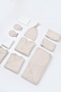 Set de 10 piese pentru nou nascut - 100% bumbac organic - Crem cu buline, BabyCosy - Img 4