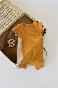 Set de 2 salopetele cu maneca scurta din bumbac organic si modal - Mustar/ Somon BabyCosy - Img 9