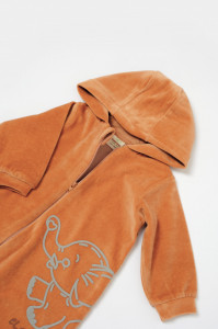 Salopeta Elefant cu maneca lunga si gluga din 80%bumbac organic si 20% poliester - Caramiziu, BabyCosy