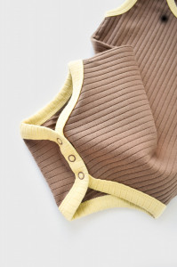 Set 2 body-uri fara maneci Ribana Bebe Unisex din bumbac organic si 5%elastan - Vanilie/Maro BabyCosy - Img 7