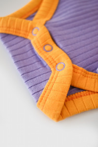 Set 2 body-uri Ribana Bebe Unisex din bumbac organic si 5%elastan - Galben/Mov BabyCosy - Img 3