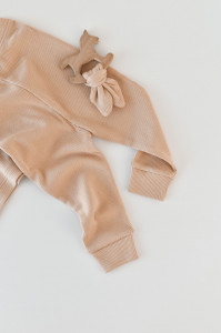 Set 3 piese: bluzita cu maneca lunga, pantaloni lungi si caciulita din bumbac organic si modal - Somon BabyCosy - Img 2