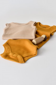 Set de 2 body-uri fara maneci din bumbac organic si modal - Mustar/Somon BabyCosy - Img 9