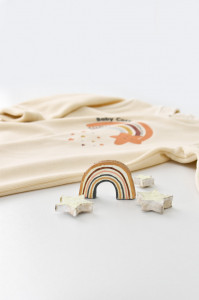Salopeta Curcubeu cu maneca lunga si botosei din 80%bumbac organic si 20% poliester - Crem, BabyCosy - Img 7