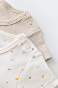 Set 2 body-uri bebe unisex -100% bumbac organic - Ecru cu buline, BabyCosy - Img 5