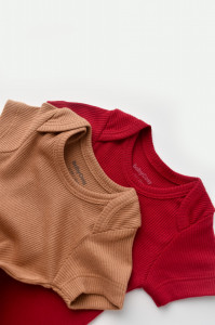 Set 2 body-uri bebe unisex din bumbac organic si modal - Maro/Rosu, BabyCosy - Img 3