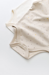 Set 2 body-uri fara maneci bebe unisex -100% bumbac organic - Crem cu buline, BabyCosy - Img 4