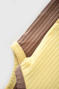 Set 2 body-uri fara maneci Ribana Bebe Unisex din bumbac organic si 5%elastan - Vanilie/Maro BabyCosy - Img 8