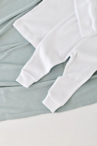 Set 3 piese: bluzita cu maneca lunga, pantaloni lungi si caciulita din bumbac organic si modal - Alb, BabyCosy - Img 3