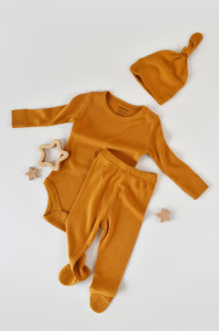 Set 3 piese: body cu maneca lunga, pantaloni lungi cu botosei si caciulita din bumbac organic si modal - Mustar, BabyCosy - Img 2