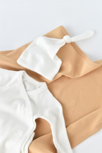 Set 4 piese: bluza, pantaloni, caciulita si manusi din bumbac organic si modal - Ecru, BabyCosy - Img 2