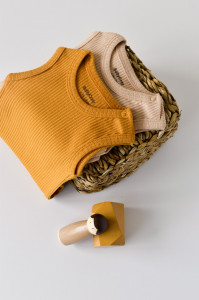 Set de 2 body-uri fara maneci din bumbac organic si modal - Mustar/Somon BabyCosy - Img 10