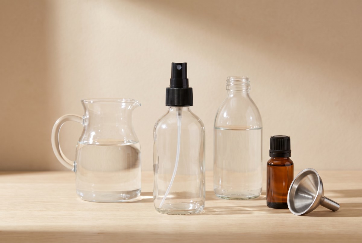 Sticlă goală cu pulverizator, carafă cu bază, apă distilată, ulei parfumat și pâlnie de inox