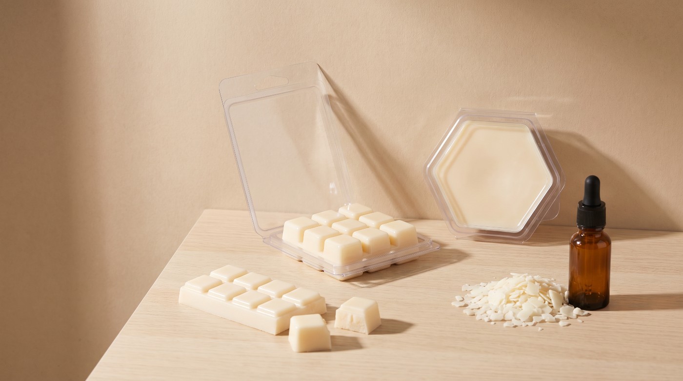 Wax melts din ceară crem în matrițe clam shell dreptunghi și hexagon, cu o tabletă snap bar ruptă în cuburi