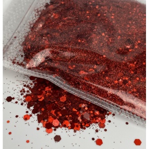 Detaliu particule chunky glitter roșu deschis