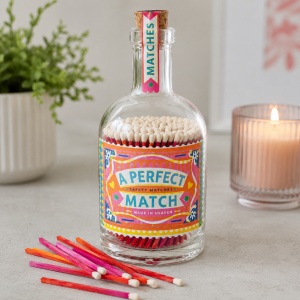 Chibrituri decorative în sticlă A Perfect Match – sticlă cu dop de plută, etichetă vibrantă vintage cu 150 chibrituri roz și roșii 100mm, Archivist UK