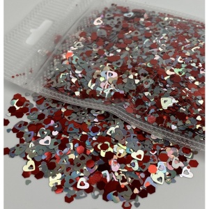 Detaliu formă inimioare glitter
