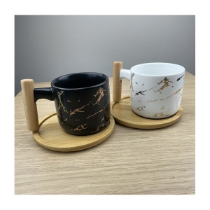 Set 2 cani de cafea cu farfurie din lemn, 150 ml, una alba si una neagra, design piatra 150 ml - Img 2