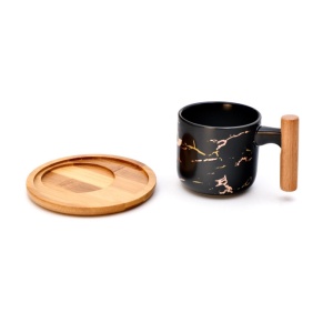 Set 2 cani de cafea cu farfurie din lemn, 150 ml, una alba si una neagra, design piatra 150 ml - Img 3