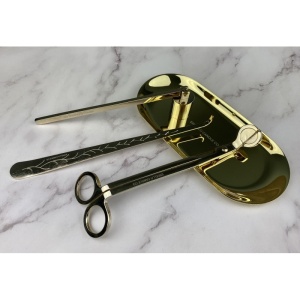Set accesorii lumânări gold în utilizare pe noptieră