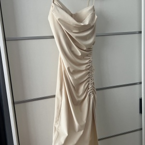 Rochie Yssa Modelatoare Champagne - Img 3