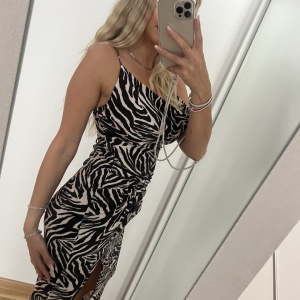 Rochie Modelatoare Laura Zebra - Img 2