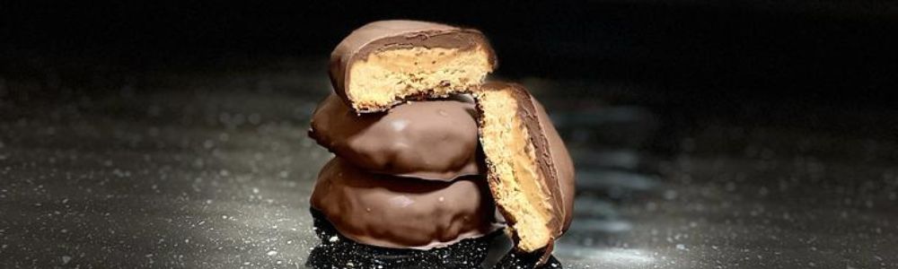 Biscuiți cu unt de arahide, înveliți în ciocolată