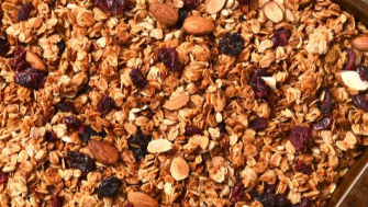 Granola cu unt de arahide și banane (fără zahăr)