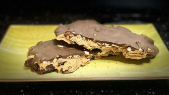 Ciocolata snickers din curmale