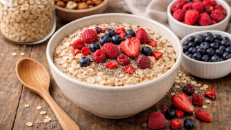 Fulgi de ovăz instant cu fructe liofilizate: mic dejun nutritiv în 3 minute
