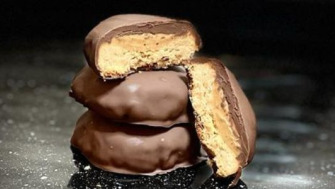 Biscuiți cu unt de arahide, înveliți în ciocolată