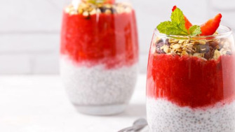 Budincă din semințe de chia cu 3 ingrediente, cu compot