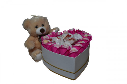 Set, aranjament cu 15 trandafiri de sapun, bomboane Raffaello in cutie inima si ursulet de plus crem