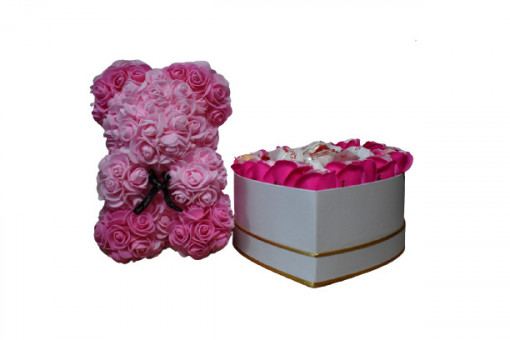 Aranjament cu 15 trandafiri de sapun, bomboane Raffaello in cutie inima si ursulet din flori de sapun