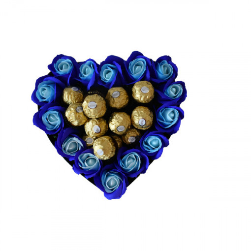 Aranjament cu 15 trandafiri de sapun si bomboane Ferrero in cutie inima