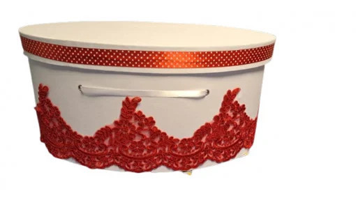 Cutie de trusou pentru botez, tip cufar, decorata cu dantela rosie