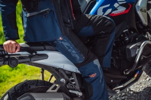 Pantaloni motociclete femei Touring/Adventure Ixon All season/vara model Odin LS culoare: navy (albastru)/negru/rosu - Img 3