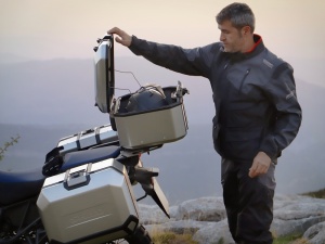 Set complet de cutii de aluminiu SHAD TERRA, 48L cutie centrala si 47L / 47L cutii laterale, incluzand kit montaj si placa SHAD Ducati Multistrada 1200 V4 - Img 9