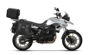 Complete set of SHAD TERRA TR40 adventure saddlebags and SHAD TERRA BLACK aluminium 55L topcase, including mounting kit SHAD BMW F 650 GS/ F 700 GS/ F 800 GS