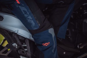 Pantaloni motociclete femei Touring/Adventure Ixon All season/vara model Odin LS culoare: navy (albastru)/negru/rosu - Img 4