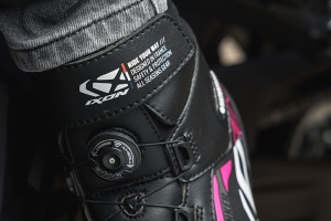 Ghete moto Roadster femei All season Ixon model Ranker WP LS culoare: negru/alb/fuchsia (roz) (100% waterproof) - Img 3