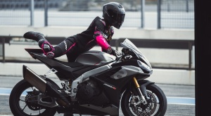 Costum (combinezon) motociclete femei piele Ixon vara model Vortex 3 LS culoare: negru/roz/alb - Img 3