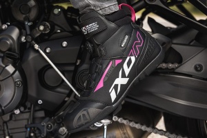 Ghete moto Roadster femei All season Ixon model Ranker WP LS culoare: negru/alb/fuchsia (roz) (100% waterproof) - Img 4