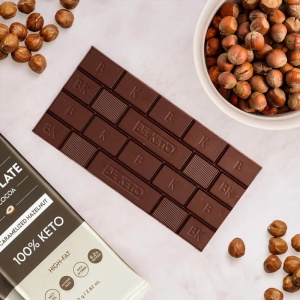 Ciocolata keto 70% cacao, cu ulei MCT si alune de padure caramelizate (fara zahar, lowcarb, vegan) 80g - BE KETO - Img 2
