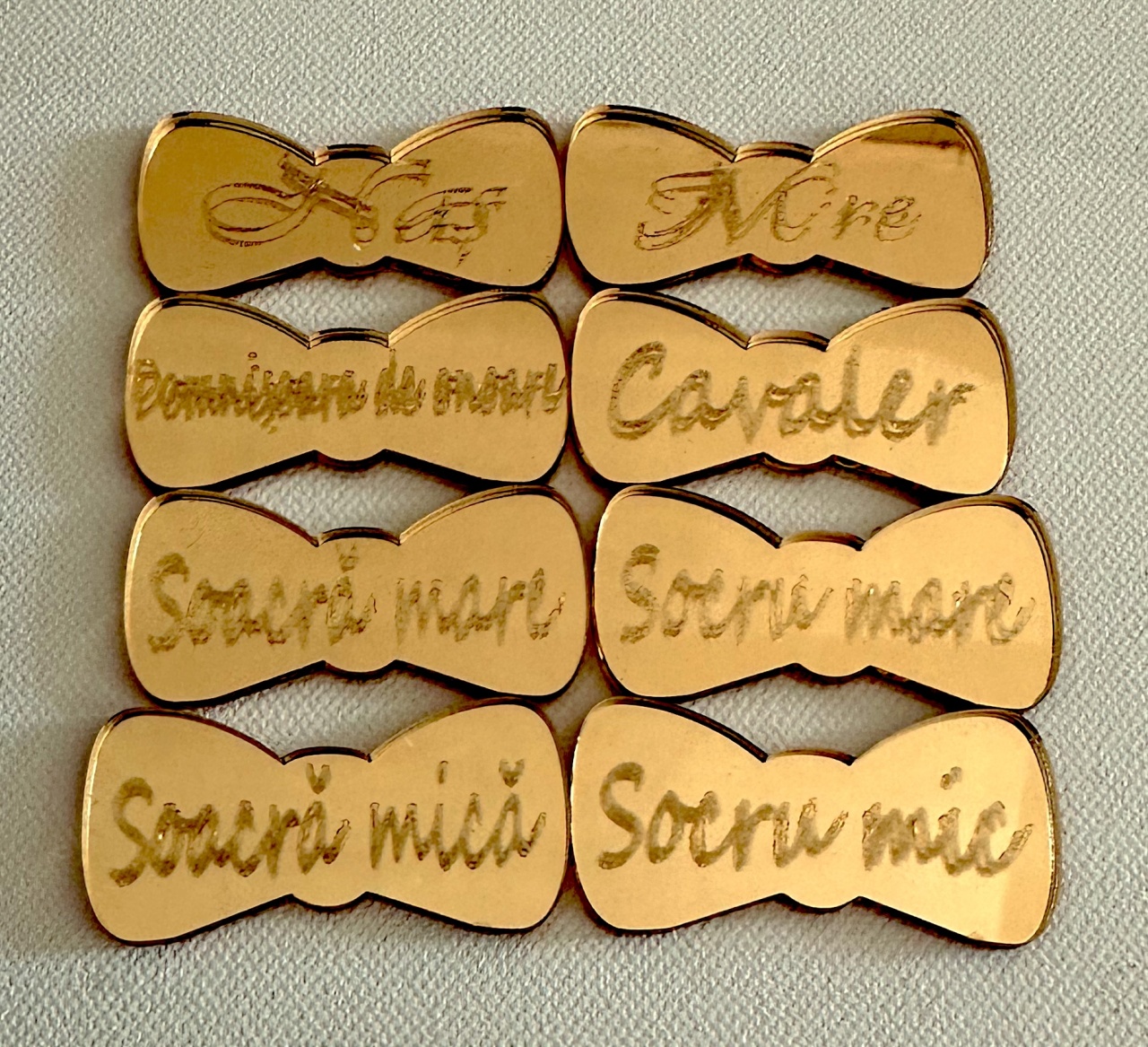 Set 8 Cocarde papion Personalizate Oglinda Auriu/Argintiu, Insigne Nunta, Papion