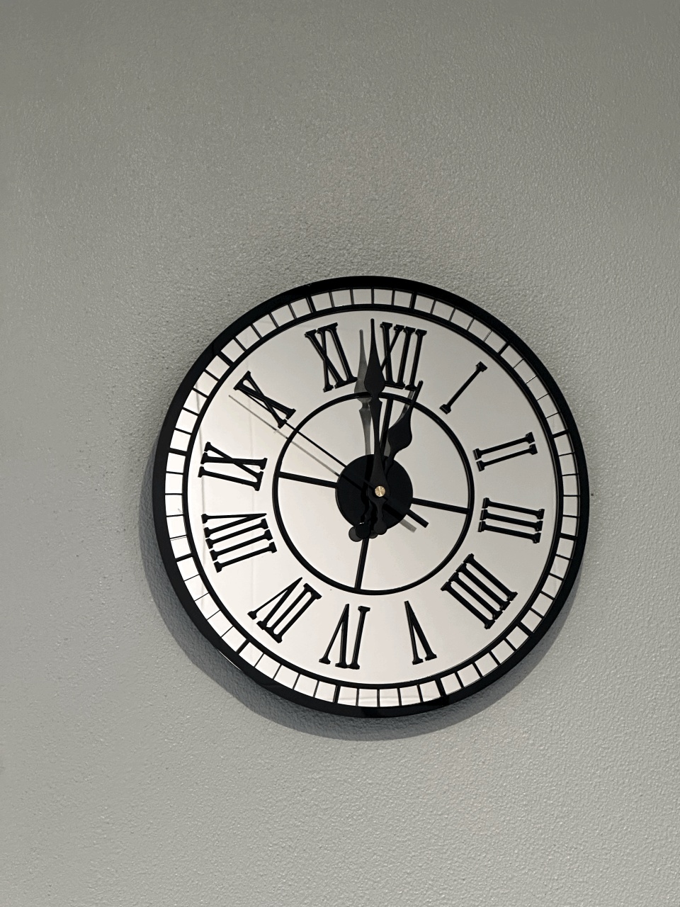 Ceas de perete elegant, realizat manual – un accent sofisticat pentru orice interior! - 3 | YEO