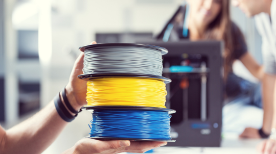Ce material să aleg pentru printare 3D? Ghid complet pe aplicații (FDM și rășină)